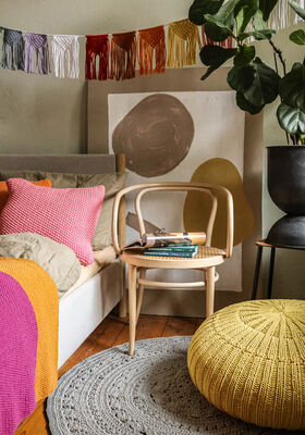 BODEN-POUF IN RIPPEN The Tube von Lana Grossa
