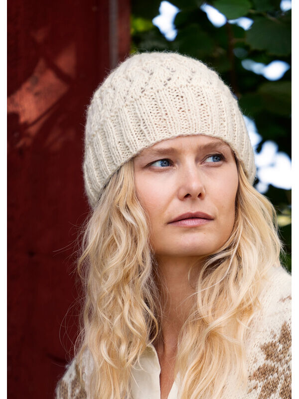 Lana Grossa MÜTZE IM RIPPEN-LOCHMUSTER Natural Alpaca Pelo