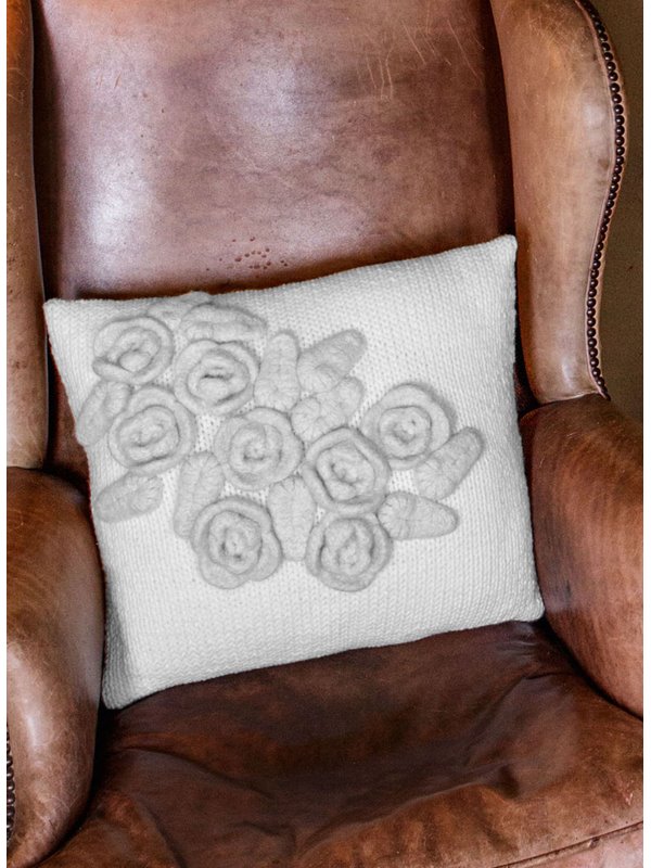 KISSENHÜLLE GLATT RECHTS MIT HÄKELBLÜTEN Mille II/Feltro von Lana Grossa