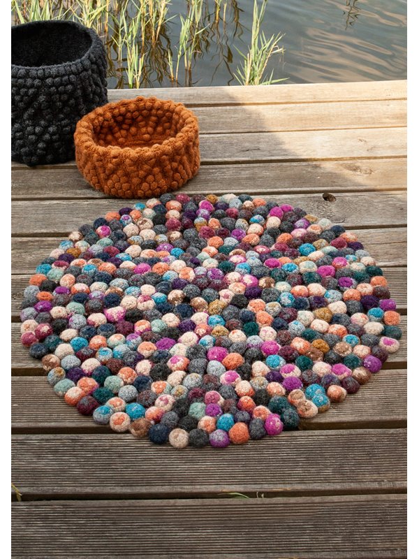 GEFILZTER TEPPICH AUS HÄKELKUGELN Feltro Color Melange von Lana Grossa