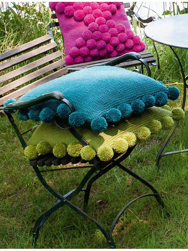 KISSENHÜLLE GLATT RECHTS MIT POMPONS Feltro von Lana Grossa