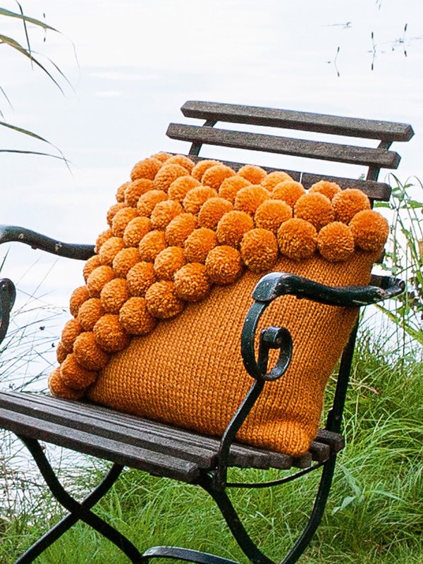 KISSENHÜLLE GLATT RECHTS MIT POMPONS Feltro von Lana Grossa