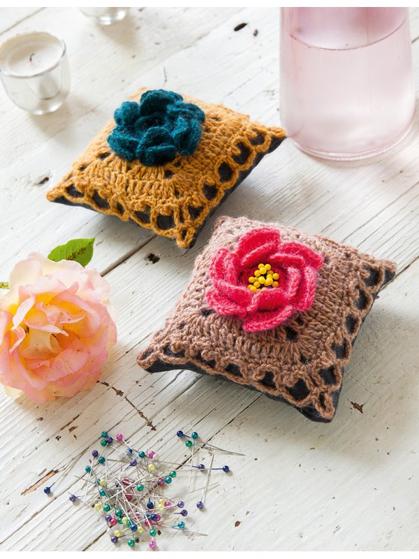 NADELKISSEN MIT HÄKELBLÜTEN Ecopuno von Lana Grossa