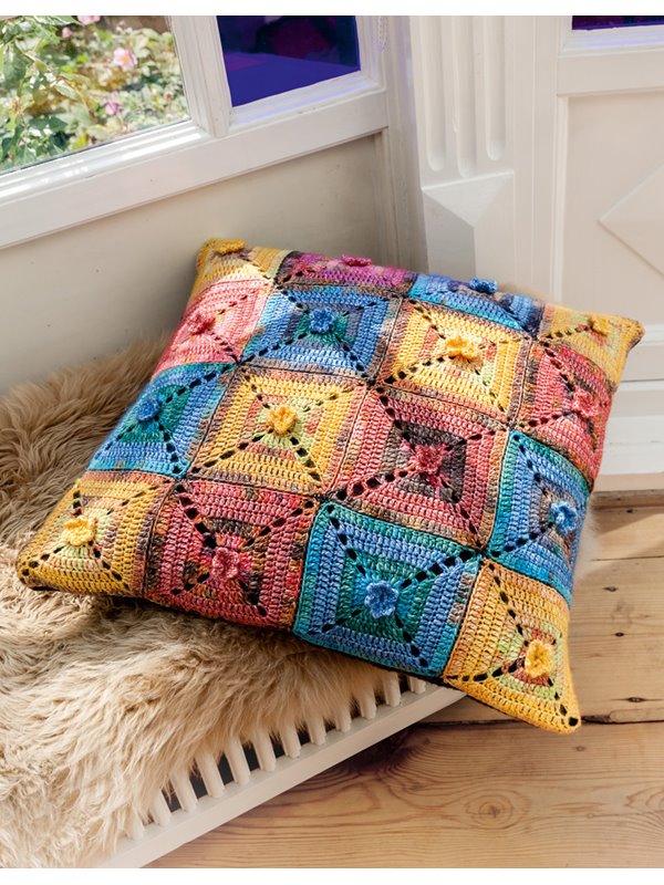 KISSENHÜLLE IN QUADRATISCHEN MOTIVEN Gomitolo Conseta, Mia & Benessere von Lana Grossa