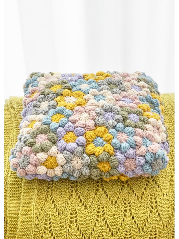 KISSENHÜLLE AUS HÄKELBLÜTEN Lala Berlin Lovely Cotton von Lana Grossa