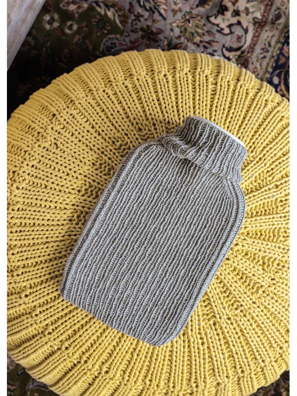WÄRMFLASCHENBEZUG IN RIPPEN Cashmere Verde von Lana Grossa