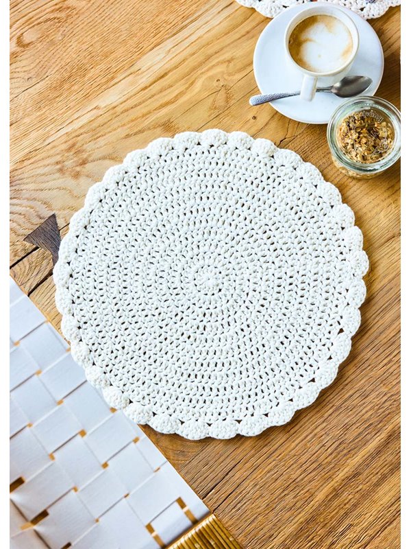 Lana Grossa VIER PLATZDECKECHEN IN STÄBCHEN MIT BOGENRAND The Tube Fine