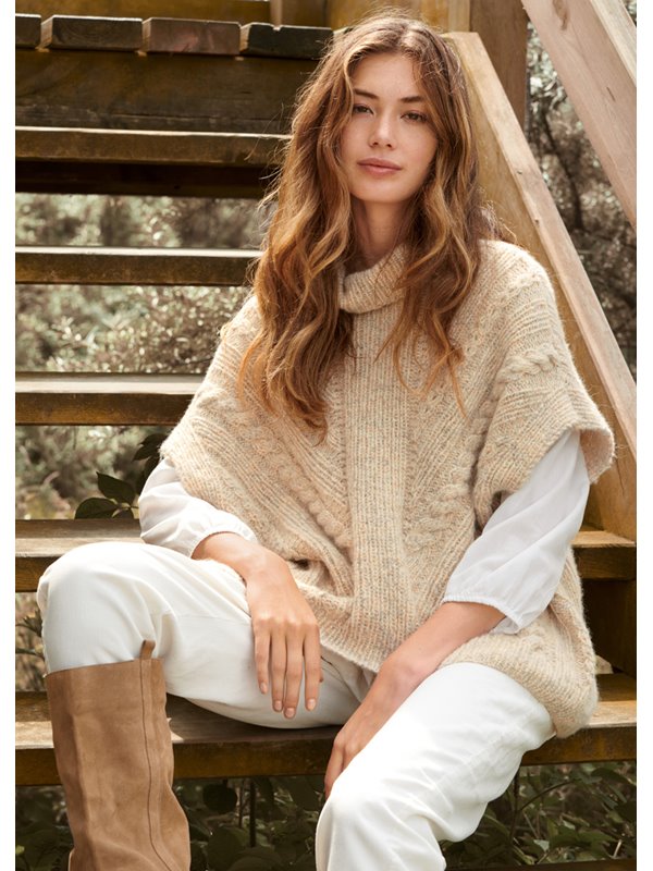 PONCHO-PULLI IM ZOPF-RIPPENMUSTER Sara von Lana Grossa
