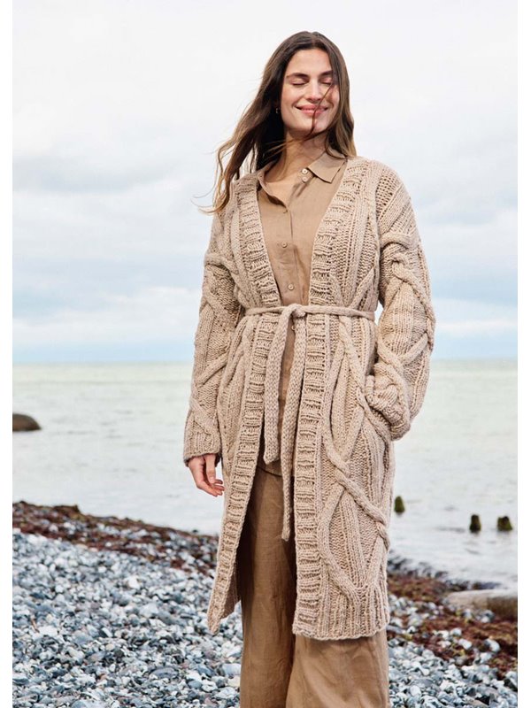 MANTEL IM ZOPFRAUTENMUSTER Lala Berlin Lovely Cotton von Lana Grossa