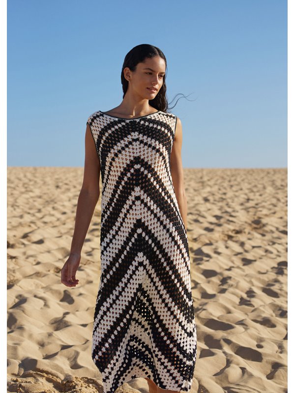 MAXIKLEID IM VERSETZTEN STÄBCHENLOCHMUSTER Elastico von Lana Grossa